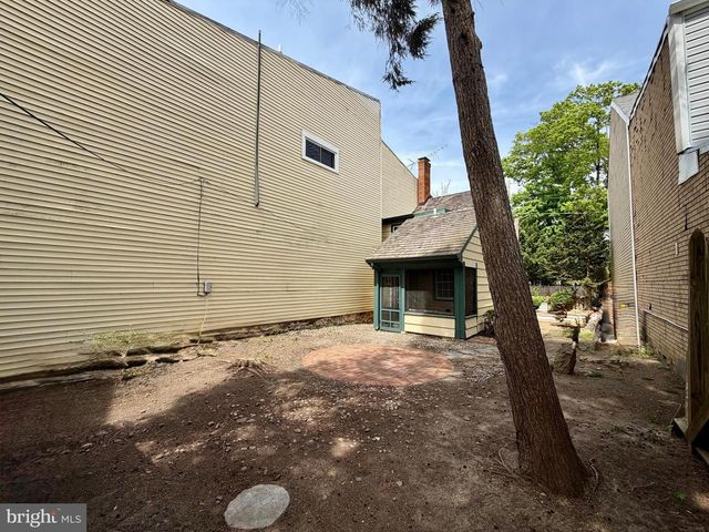 102 E UNION ST, Burlington, NJ 08016