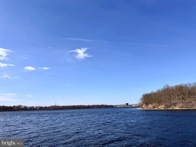 102 E UNION ST, Burlington, NJ 08016