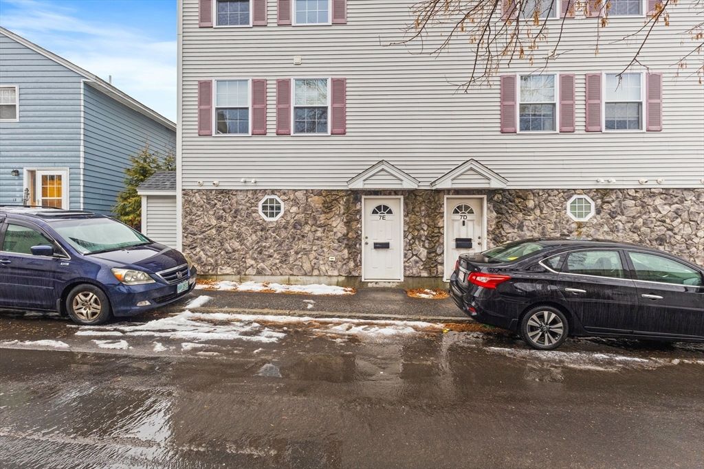 7 Butler Ave 5, Lowell, MA 01852