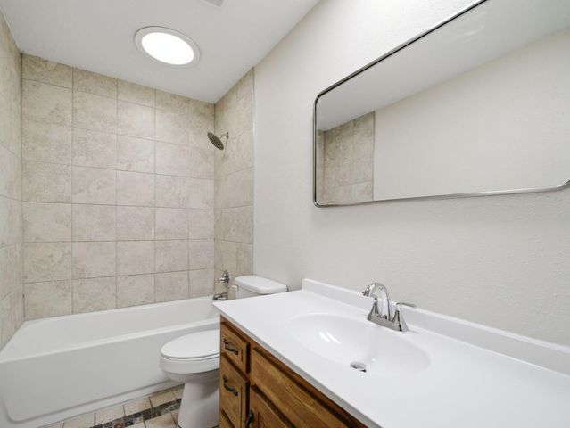 957 S Mission Avenue, Springfield, MO 65809