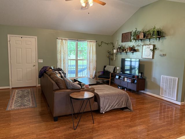 240 Brown Ln, Estill Springs, TN 37330
