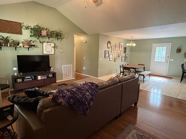 240 Brown Ln, Estill Springs, TN 37330