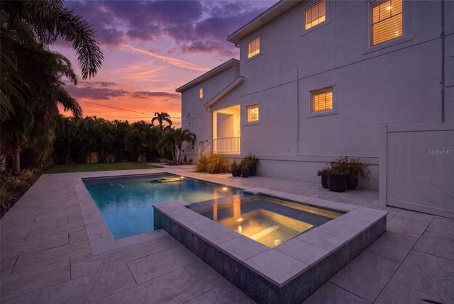 312 35TH AVENUE NE, St Petersburg, FL 33704