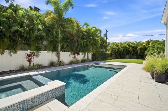 312 35TH AVENUE NE, St Petersburg, FL 33704