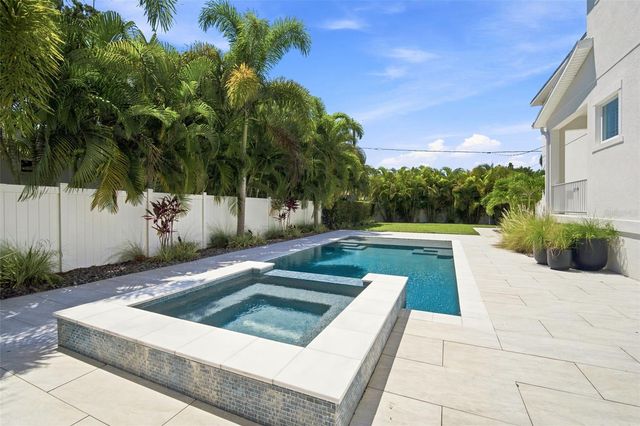 312 35TH AVENUE NE, St Petersburg, FL 33704