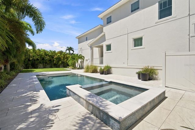 312 35TH AVENUE NE, St Petersburg, FL 33704