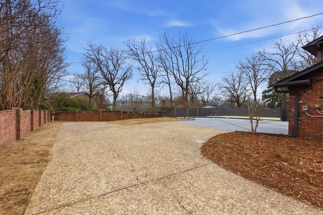 2916 Justin Matthews Dr, North Little Rock, AR 72116