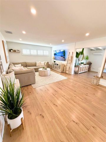 17500 NW 82nd Ct, Hialeah, FL 33015