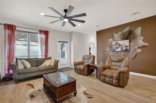 301 Story Cove, Caldwell, TX 77836