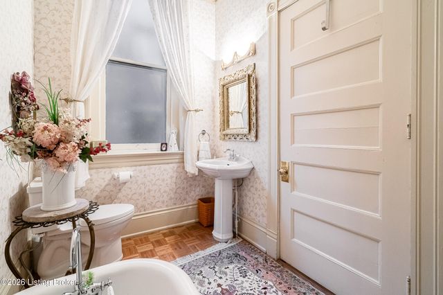 910 Cherokee Rd, Louisville, KY 40204