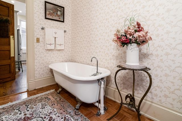 910 Cherokee Rd, Louisville, KY 40204