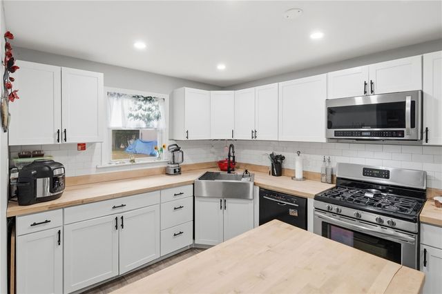 15 Versailles Street, Cranston, RI 02920