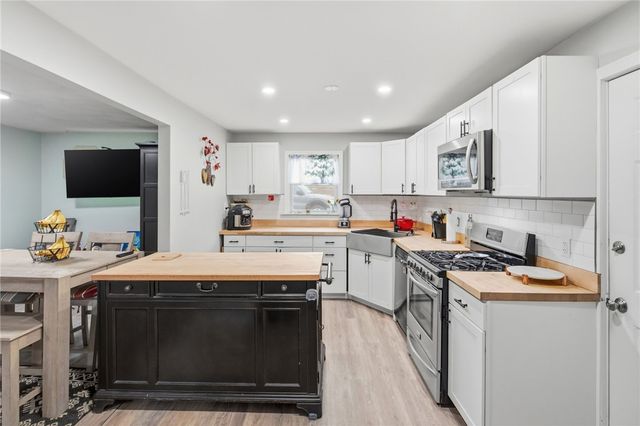 15 Versailles Street, Cranston, RI 02920