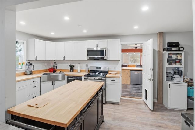 15 Versailles Street, Cranston, RI 02920