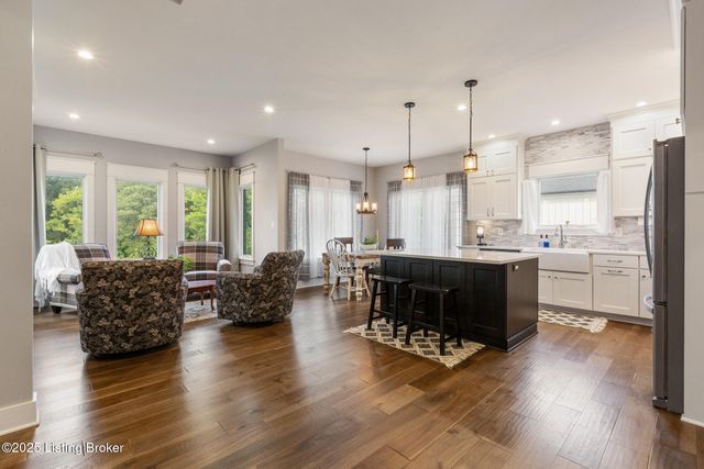 17511 Shakes Creek Dr, Louisville, KY 40023