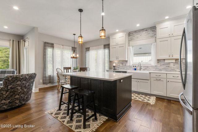17511 Shakes Creek Dr, Louisville, KY 40023