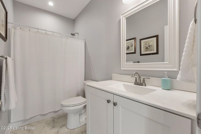 17511 Shakes Creek Dr, Louisville, KY 40023