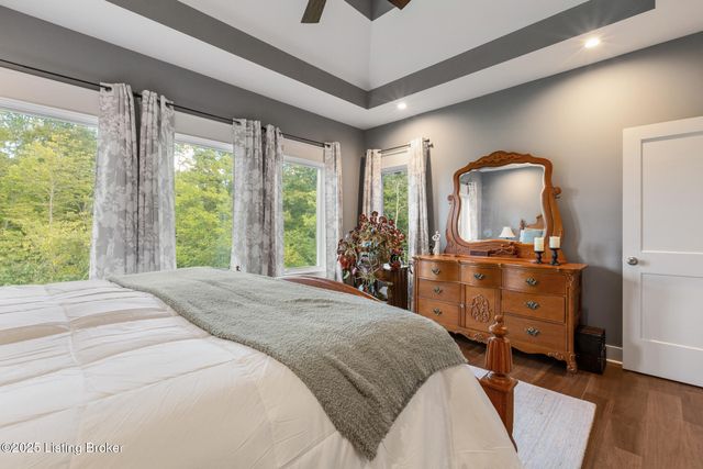17511 Shakes Creek Dr, Louisville, KY 40023