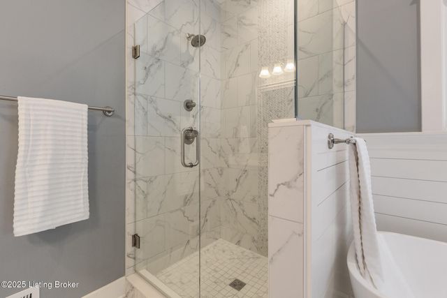 17511 Shakes Creek Dr, Louisville, KY 40023