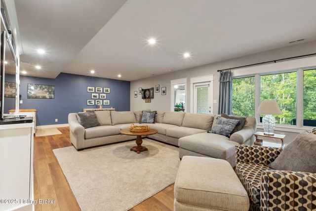 17511 Shakes Creek Dr, Louisville, KY 40023