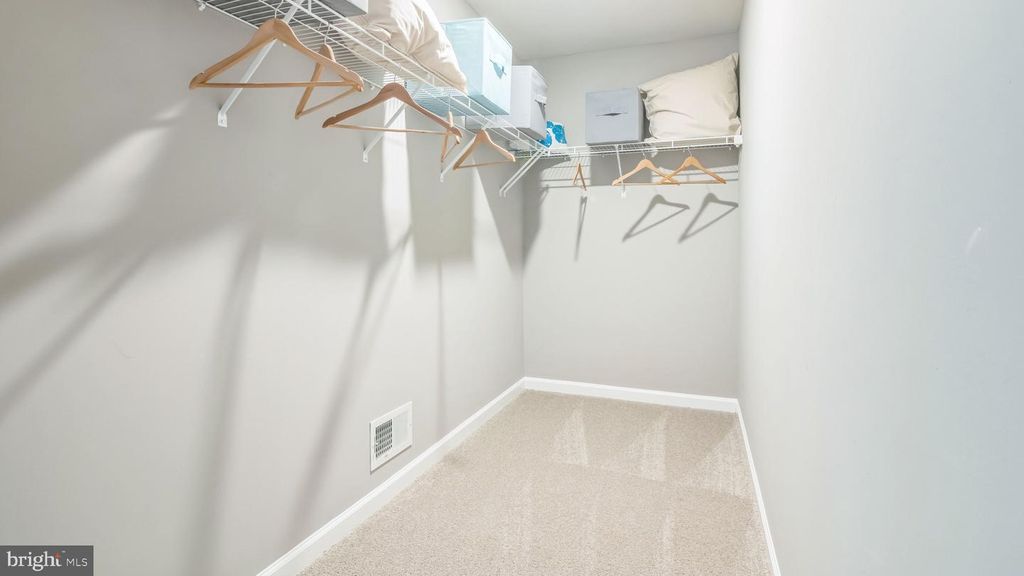 4 PLUNDER AVE, Barnegat, NJ 08005