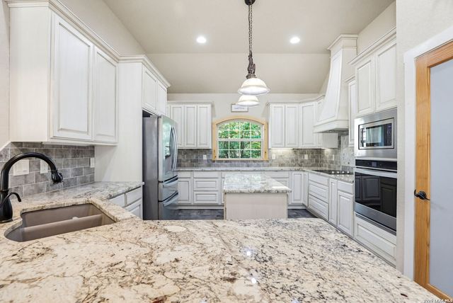 181 CHAMPIONS BLVD, La Vernia, TX 78121