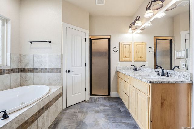 181 CHAMPIONS BLVD, La Vernia, TX 78121
