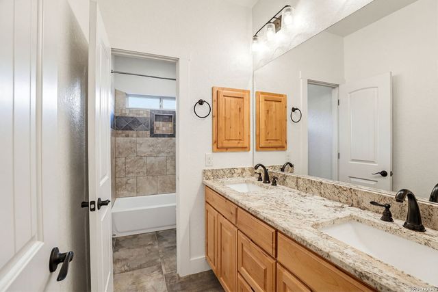 181 CHAMPIONS BLVD, La Vernia, TX 78121