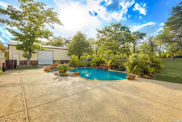 181 CHAMPIONS BLVD, La Vernia, TX 78121