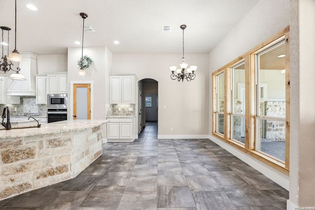 181 CHAMPIONS BLVD, La Vernia, TX 78121