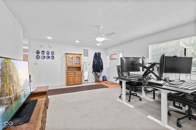 923 Stave Oak Drive, Beech Grove, IN 46107