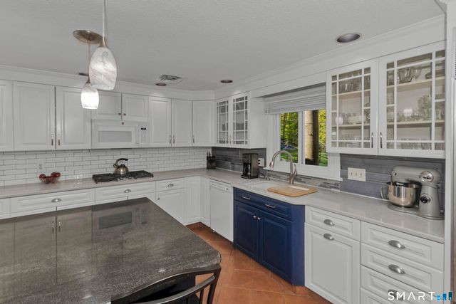 10 Cliffmount Drive, Bloomfield, CT 06002