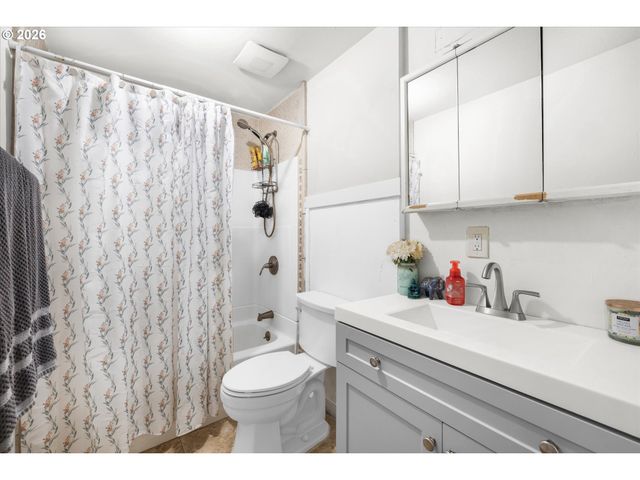 1585 Ne 18TH St, Gresham, OR 97030