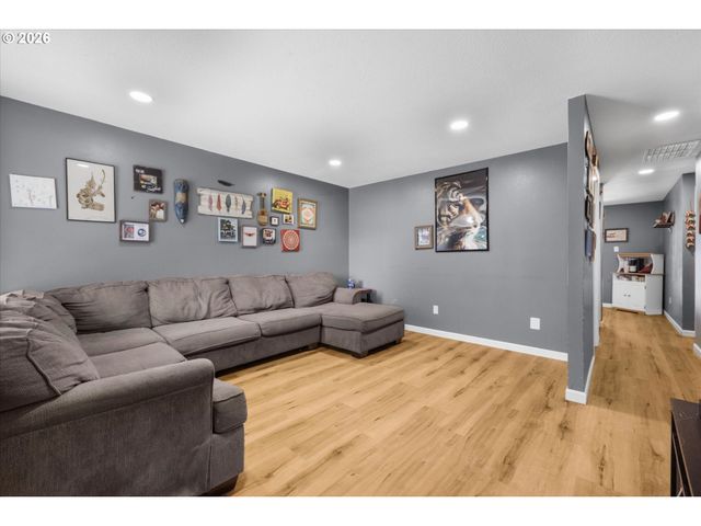 1585 Ne 18TH St, Gresham, OR 97030