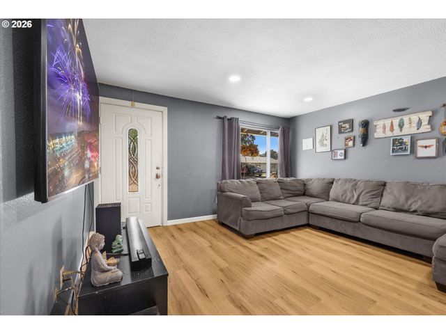 1585 Ne 18TH St, Gresham, OR 97030