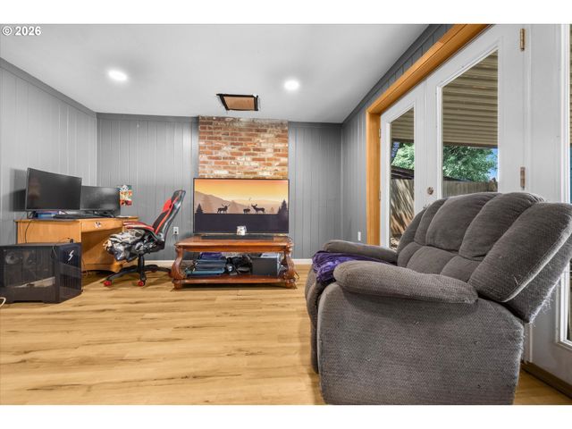 1585 Ne 18TH St, Gresham, OR 97030