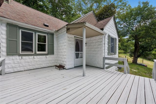 383 Lakeview DRIVE, South Strabane, PA 15301