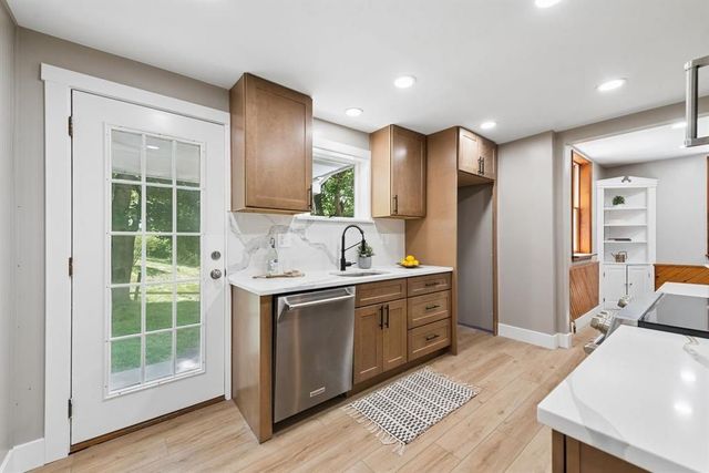 383 Lakeview DRIVE, South Strabane, PA 15301