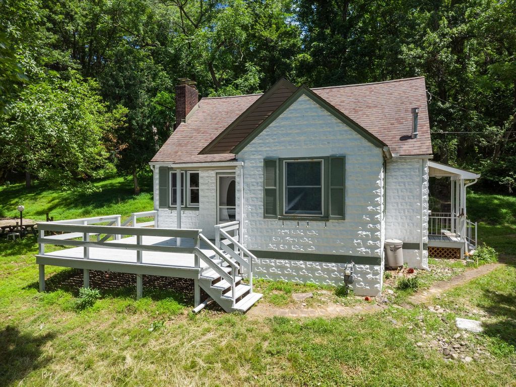 383 Lakeview DRIVE, South Strabane, PA 15301