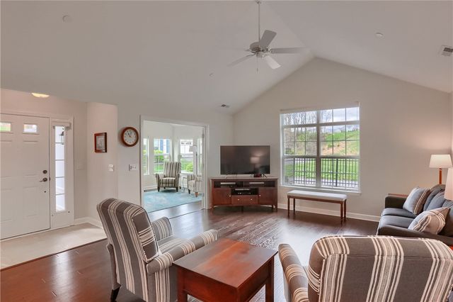 905 Spring Valley Dr, Jackson Twp, PA 16063