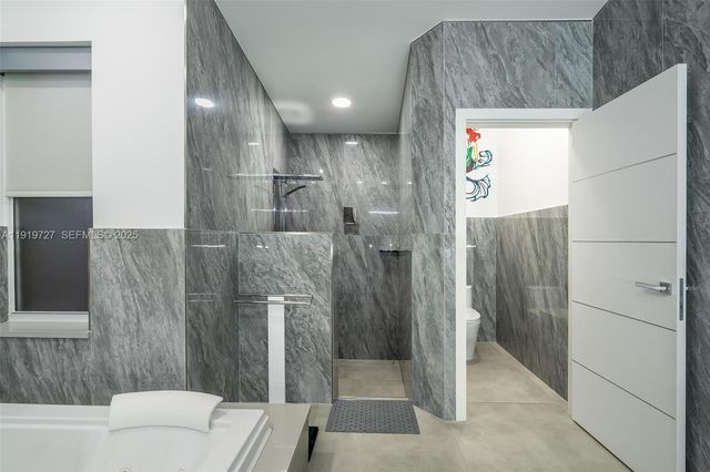 392 Coconut Cir, Weston, FL 33326