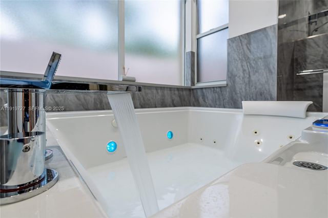 392 Coconut Cir, Weston, FL 33326