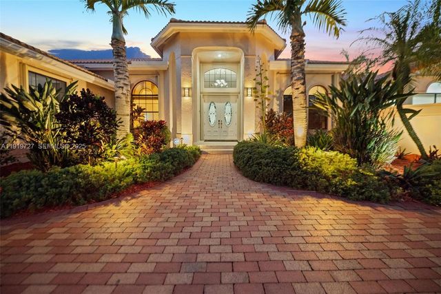 392 Coconut Cir, Weston, FL 33326