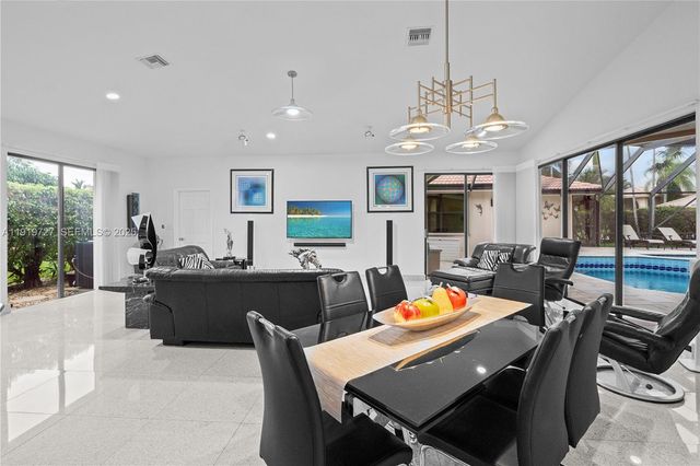 392 Coconut Cir, Weston, FL 33326