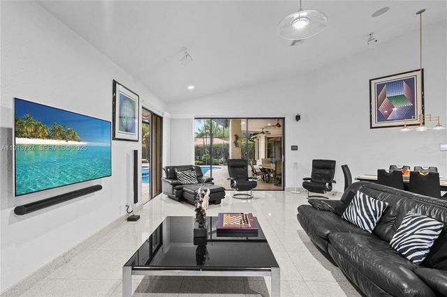 392 Coconut Cir, Weston, FL 33326