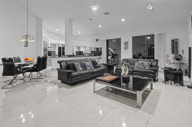 392 Coconut Cir, Weston, FL 33326