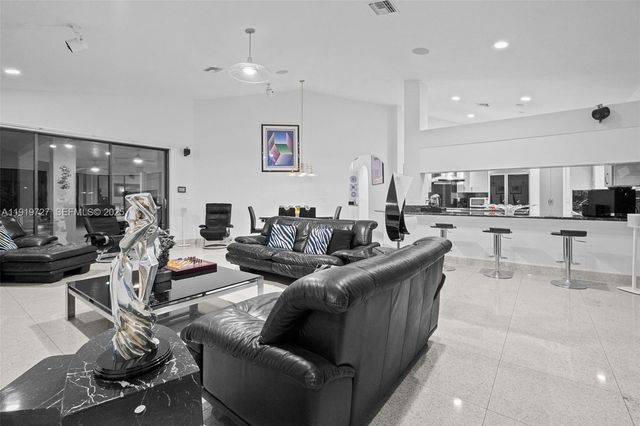 392 Coconut Cir, Weston, FL 33326