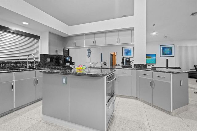 392 Coconut Cir, Weston, FL 33326