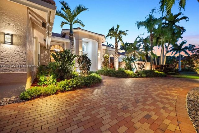 392 Coconut Cir, Weston, FL 33326