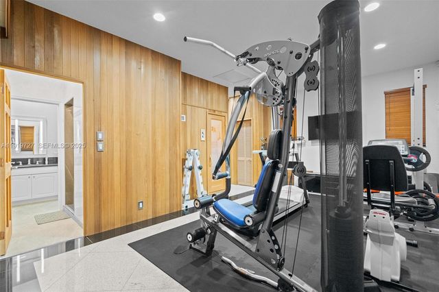 392 Coconut Cir, Weston, FL 33326